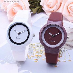 Andra klockor 2023 Nya kvinnor Fashion Casual Sile Belt ES Simple Ladies Round Dial Quartz Wrufor Dress Clock Reloj Mujer Y240316