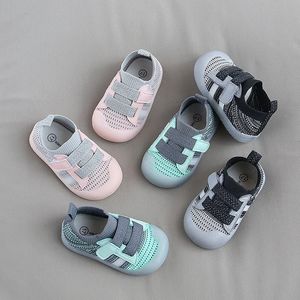 Crianças casuais sapatos esportivos malha respirável menino meninas andando solas macias antiderrapante bebê 240307