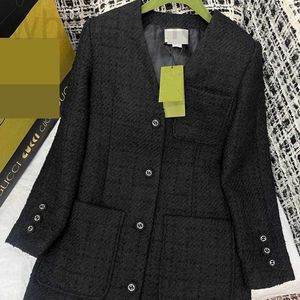 Женские куртки дизайнерские черные шерстяные пальто с v-образным вырезом для женщин зимы 2023 года, новый свободный топ средней длины с длинными рукавами, маленький ароматный TU3N