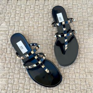 Womens Slipper Style مرصع برشام مسطح Sandal Man Slide Hasp Black Sunny Summer Luxurys Luxurys Flat Flate