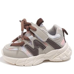 Pojkar och flickors sportskor 2024 Spring Superfiber Leather Mesh Splicing stava färger barns casual skor