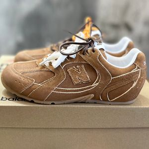 2024 Neueste Freizeit-Sportschuhe mit Co-Branding MMNB530 Show Styles Lässige Sneakers Leder- und Wildleder-Kombination Obermaterial Double Lace Design Sneakers für Damen und Herren