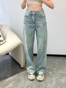 I jeans da donna a gamba dritta con lettera colorata con diamanti sono realizzati in tessuto di cotone al 100%.Il denim da donna è uno stile versatile e classico.