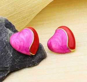 2024 Studörhängen Style Ancient Ear Clip Eccentric Color Contrast Purple Emamel Trendy Hong Kong Female New Year's Birthday Party Earrings Heart Earrings