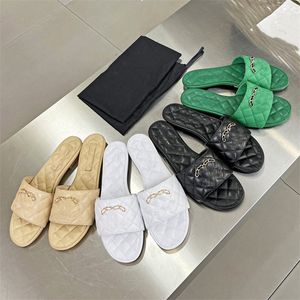 Płaski łańcuch pantofli Sandles Designer Sandały Czarne kozie błyszczące skórzane złote slajdy Flats Mules Muls Sandales Kobiet Kapcierze oryginalne skórzane sandle