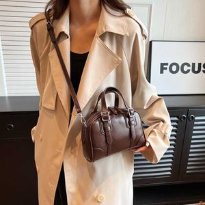 Popular Handbag for Women in High-end Feel Handbag Autumn Crossbody Commuting Boston Bag