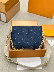 Bolsas de ombro Top Luxury Handbag Designer Coussin Cuddle Bag Chain Bag Womens Handbag Ombro Bolsa Crossbody Bag Maquiagem Bolsa Doce Cool Girl Must-have 28cm