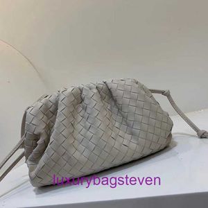 Bottgss Vents Pouch Designer Tygväskor till försäljning Bag Womens Woven Single Shoulder Bag Messenger med riktig logotyp