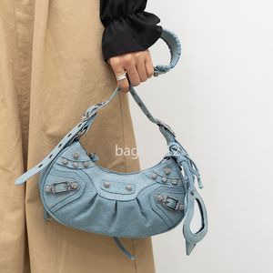 10A Designer Le Cagole Cowboy Motorcykelväska Underarm Bag Krokodilmönster Crescent Dumpling Bag Single Shoulder Bag With Diamond Rivet Saddle Bag Womens Blue Bag