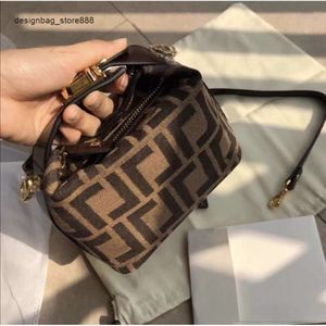 Vende borse da donna firmate oltre confine Nuova borsa da pranzo Ff Vintag Leggera Lusso Versatile Medio antico Fiore antico Borsa a tracolla a tracolla da donna