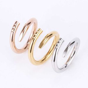 Pierścienie miłosne damskie pierścionek biżuteria Tytanium stal singla gwóźdź europejska i amerykańska moda street casualna para klasyczna złota srebrna róża opcjonalna rozmiar 5-10
