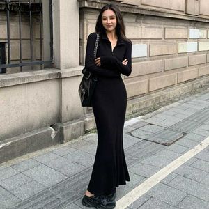 Grundläggande casual klänningar kvinnor BASIC LONG SLEDLESS ZIPPER V-NECK PURE Black Maxi Fashion Street Modern Sexig Fe Spring Autumn Graceful SimpleC24315