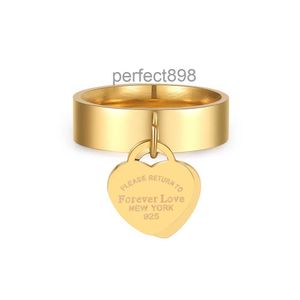 2024 designer venda quente para sempre carta de amor pêssego coração pingente anel feminino t família anel de aço inoxidável anel feminino