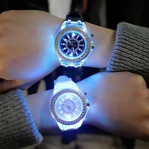 他の時計LED LED LED LED LED LED LED LED LED LED LED LED OLSUSOUS Personality Trends Lovers Lovers jellies woman mens es 7 color light wrist bayan kol saati y240316