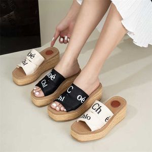 25% OFF Sapatos esportivos 2024 Netizen Ch Family Fashion Letter Palha tecido chinelos de sola grossa para mulheres usando sandálias de salto inclinado com lona inclinada do lado de fora