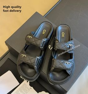 2024 Högkvalitativ plattform Sandaler Kvinnor Wide Strap Sandals Platform Lyxiga designer Sandaler Öppen Tå Slipper För kvinnor Kvinna Quilted CD Slide i lägenheter Skor