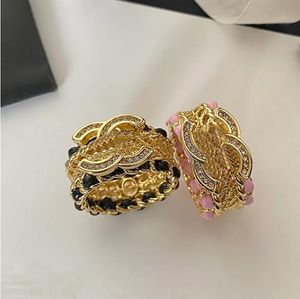 Дизайнерское кольцо для женщин 18-каратного позолоченного кольца Роскошный шарм из латуни Подарок Классический бренд Ювелирные изделия для любви Весенний модный стиль Не выцветает