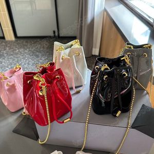 Neue Mini-Tasche aus Lackleder und Kristall-Paillettenkette, Umhängetasche mit Kordelzugverschluss, luxuriöse Designer-Umhängetaschen für Damen