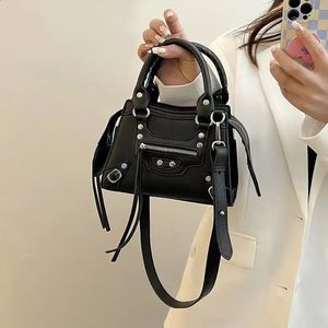 Kadın moda el çantası güzel bayan crossbody zarif pu deri bir omuz çanta alışveriş perçin kaya tarzı çantalar 240311