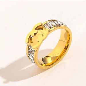 Guldpläterade bröllopsmärkesdesigners brev cirkel mode kvinnor älskar rostfritt stål diamant ring party smycken gåva