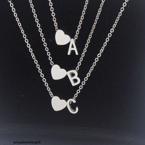 Hot Selling Personalized Fashion Rostfritt stål Pendant Gold Peach Heart + English Letter Small Hole Bead A-Z Parhalsband