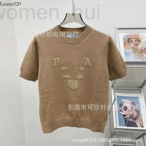 Kvinnors stickor Tees Designer P Family Round Neck Knittad ull Kort ärm Guldtråd Letter Log Top Casual Style 2023 New YZS2