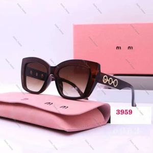 Designer Mui Mui Sunglasses Cat Eye Luxury Fashion Sports Polarize Muimui Sunglasses for Woman Summer Vintage Driving Beach Pink Sun Glasses Miui Sunglasses 906