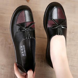 Mocas de pãezinhos panos de sapatos baratos de primavera feminina grade preta de couro macio mocassins Casual Sapatos femininos planos tamanhos 9