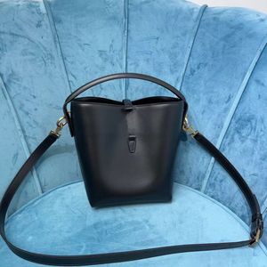 74036 Kvinnors axelväska avancerad anpassad kvalitet Crossbody Bag Cowhine Handbag Light Bronzed Metal Accessories Känns mycket bra kapacitet är mycket tillräcklig