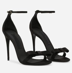 24 أنيقة العلامة التجارية Women Keira Sandals أحذية ساتان القوس العالي الكعب الأسود حمراء حفل زفاف مضخات مصارع الصندل مع Box.eu35-43