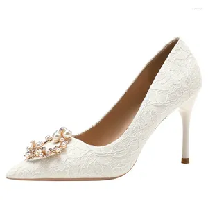 حذاء اللباس 31-43 زفاف صغير الحجم 2024 لؤلؤة عالية الكعب من الخنجرات النسائية المدببة بيضاء