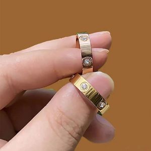 Einfacher schicker Luxusring Gold plattiert Liebesring Gold und Silber Rose Farbe Edelstahl Paar Ring Fashion Design Frauen und Männer Großhandel formelle Veranstaltungen