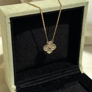 Женское мини-колье с клевером, ожерелье с одним цветком, полное бриллиантовое ожерелье, высококачественное ожерелье с подвеской из нержавеющей стали, подарок на день рождения, дизайнерское ожерелье, ювелирные изделия