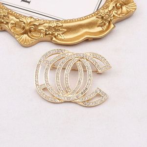 Lüks Moda Marka Tasarımcı Mektubu Broş 18k Altın Kaplamalı Broş Retro Set Broş Küçük Tatlı Tarzı Mücevher Aksesuarları Düğün Hediyesi