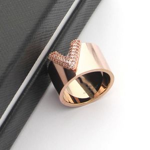 Titanium Steel V letter engraved logo diamonds Ring 18K Gold plating women Rings Couple women's men Designer Jewelry BR-0116