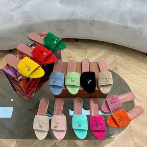 LP Buty Summer Charms Kapcie z dekoracyjnymi zamszowymi skórzanymi kapciami płaskie sandały oryginalne skórzane otwarte palce u nogi damskie płaskie buty luksusowe sandały designerskie