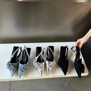 샌들 미드 힐 파티 현대 버클 스트랩 꽃 2024 고품질 신발 여성 얕은 얇은 발 뒤꿈치 패션 여성
