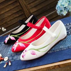 Casual Shoes 2024 Spring Autumn Ethnic Style broderad tyg fast färg mjuk botten kvinnor bekväm dans