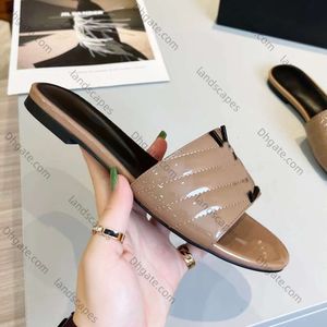 2024 Slajdy damskie Designerskie Kapcia Pinią Polaki Płody Flats Sandały Oryginalne skórzane buty Black Ladies Slipper