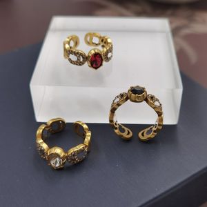 ジュエリーデザイナーがデザインしたゴールドリングは、軽い贅沢とシンプルな気質を組み合わせたオープンガールの結婚指輪です