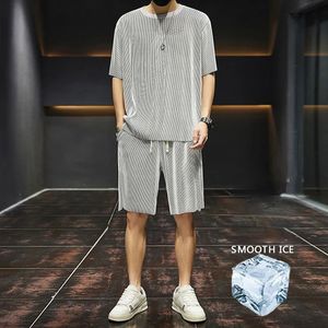 5xl duże męskie garnitur koreańsko -mody High Street Tshirt Shorts Ice Silk Summer Set Men Retro Neck Ubrania 240315