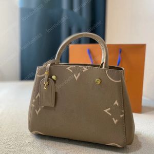 Borsa da lavoro di design di lusso da donna di marca di lusso 2024, giocosa e carina, può essere trasportata con il braccio o la borsa per il trucco da donna con retro diagonale