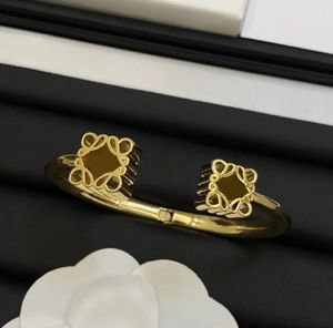 New Designer Bracelet Luxury Stainless Steel Spring Buckle Cross Bracelet Letter Pendant Clover Bracelet Fashion Women's Bracelet Classic Letter Printed Bracelet