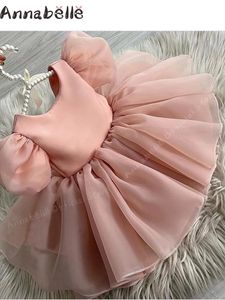 Annabelle Kleid für kleine Mädchen, O-Ausschnitt, kurze Ärmel, undichte Rückseite, Baby-Einteiler, Blumen-Hochzeitskleider 240309