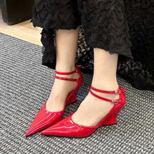 HBP Non-varumärke nya stilar Elegant Lady Ankle Strap Point Toe Red Wedge Heels for Women