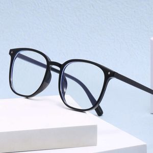 Designer-Sonnenbrillen Die neue TR90 ist eine vielseitige, modische Fassung für Männer und Frauen.Die schmucklosen Anti-Blaulicht-Brillen können in verschiedenen Abstufungen angepasst werden