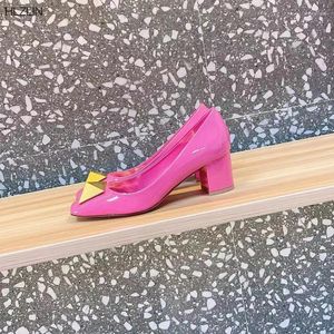 Модельные туфли 2024, модные туфли из лакированной кожи с квадратным носком, модные женские туфли на массивном массивном каблуке с мозаикой, удобные розовые размеры 35-42