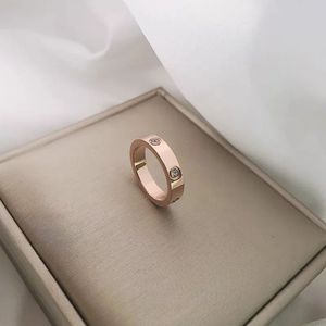 Anéis de casamento requintados elegantes anéis de designer populares 18K Acessórios clássicos de qualidade clássicos de ouro