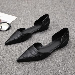 Sapatos casuais tamanho grande feminino 2024 primavera moda pontiaguda rasa plana versátil sandálias de ar lateral baotou