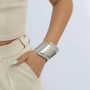 Acessórios de pulseiras de charme Balcões de pulseira exagerada Pulseras simples Mulheres Onda Assimetria Banguela larga de pulseira larga